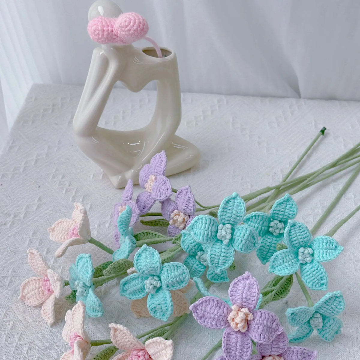 décoration intérieure tricotée fleurs artificielles violet vert bleu clair artisanale maison mariage anniversaire