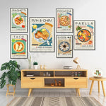 Cette image met en avant une collection d'affiches vintage mettant en scène différents plats et spécialités culinaires provenant de diverses régions du monde, créant ainsi une ambiance chaleureuse et cosmopolite dans cet espace de vie moderne.