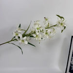 décoration intérieure moderne bouquet artificiel fleurs variées blanc rose jaune violet réaliste