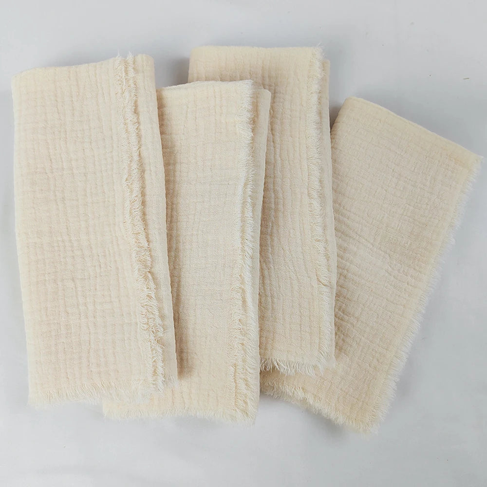Serviettes de bain beige en tissu texturé et doux.