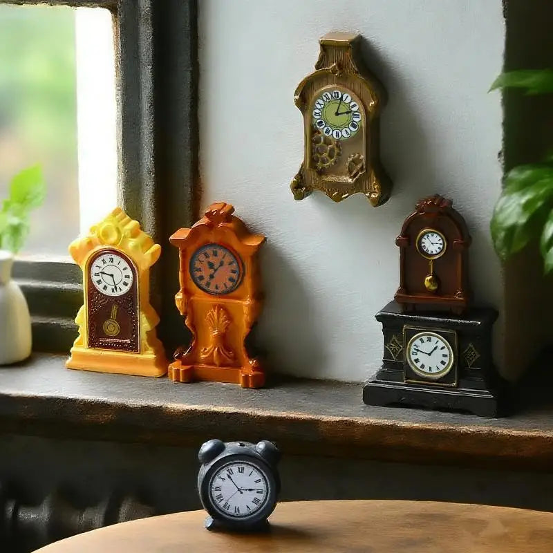 horloges décoratives vintage résine ornées motifs floraux couleurs orange marron noire jaune aiguilles montre