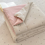 couette d'été légère enfant beige motifs fleurs feuilles coton doux décorative chambre enfant