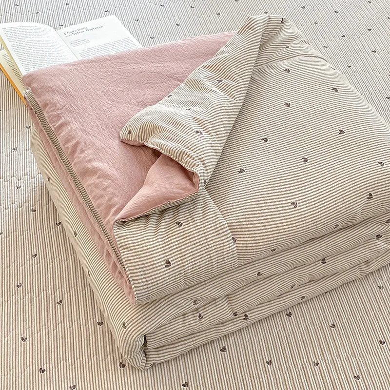 couette d'été légère enfant beige motifs fleurs feuilles coton doux décorative chambre enfant