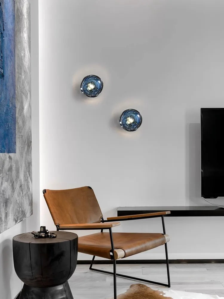 Lampe murale bleue dans un salon avec canapé gris