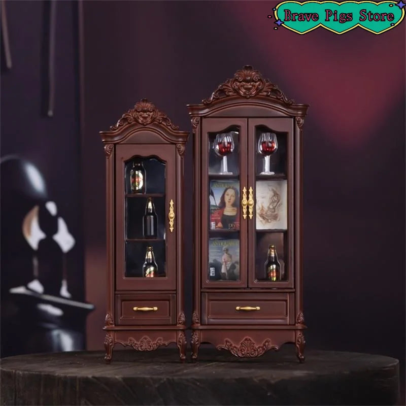 armoire miniature classique rétro résine ornements sculptés verres transparents brun foncé blanc decoration interieur