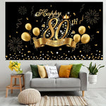 Bannière décoration anniversaire homme installée en arrière-plan de table