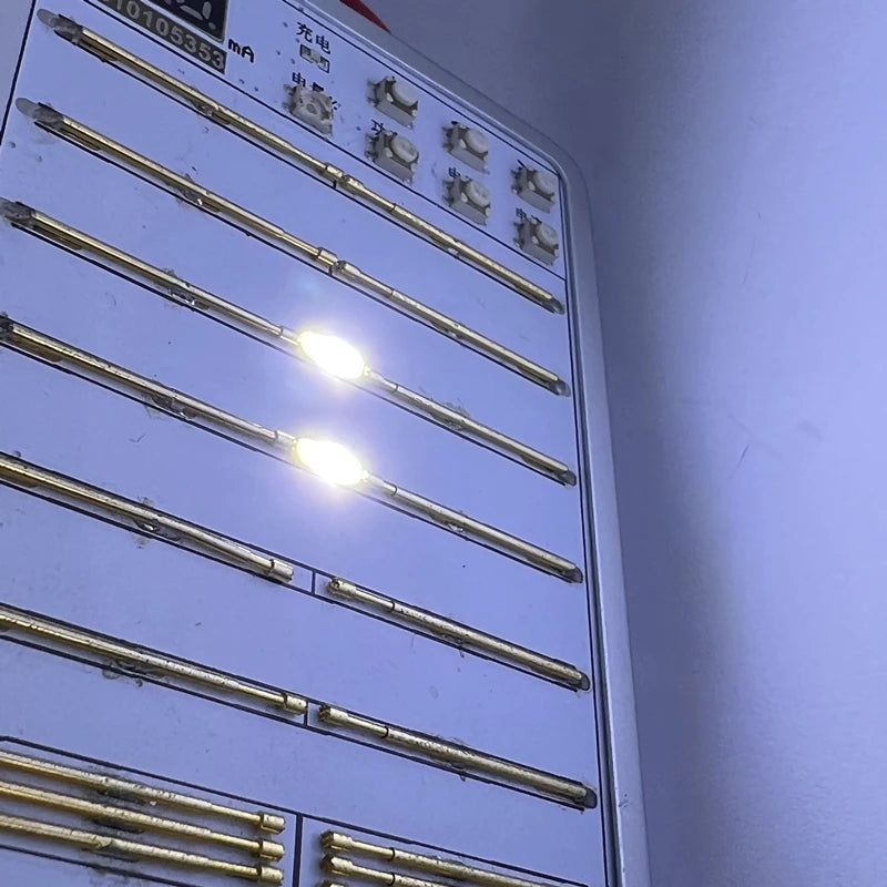 LEDs blanches jaunes bande noire connecteurs panneau lumineux rétroéclairage TV bobine métallique fixations électroniques
