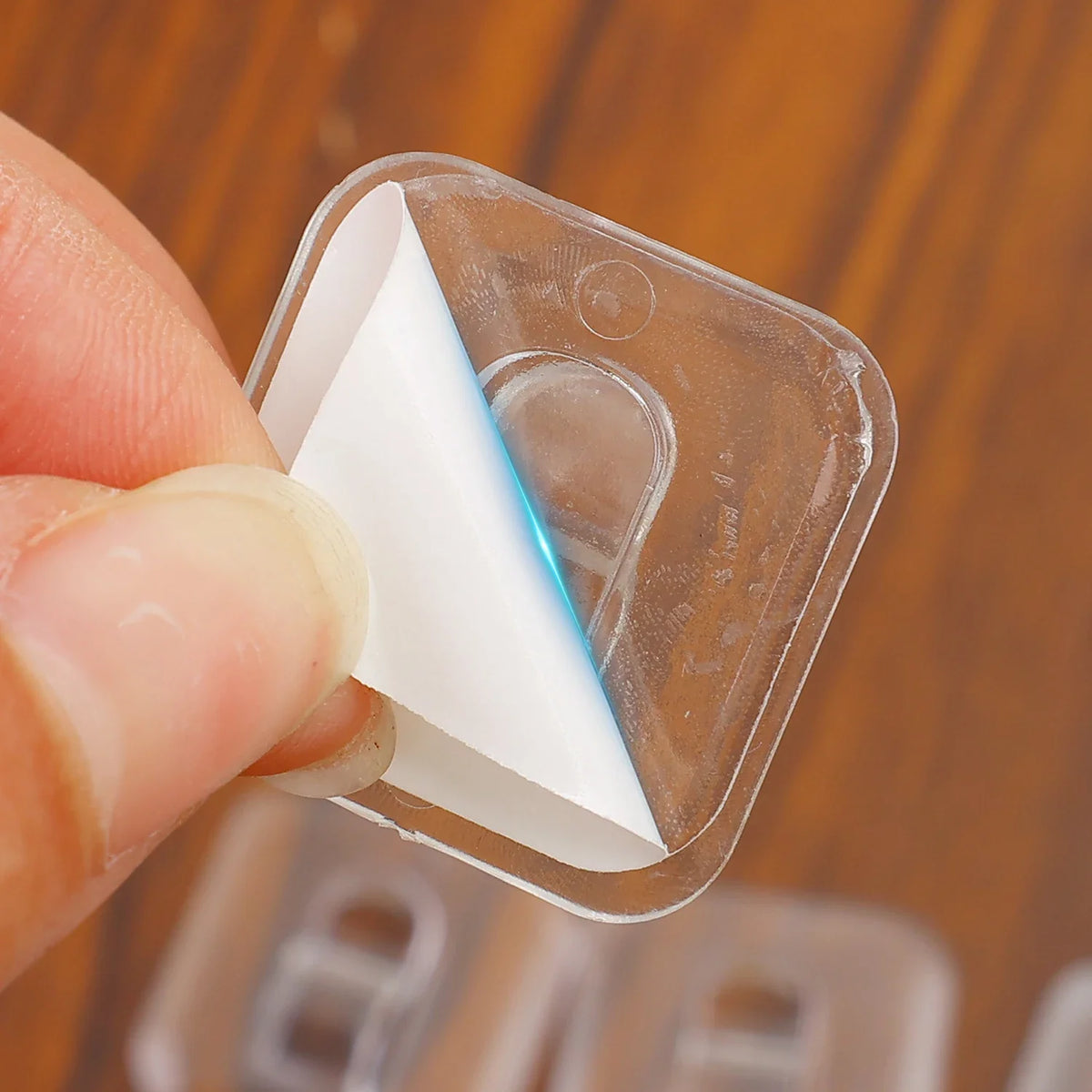 Crochet transparent discret pour décoration lumineuse