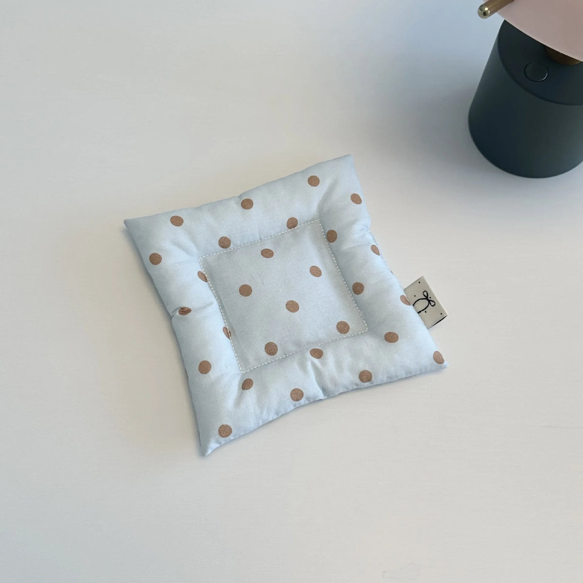 coussins protection tasses blanc gris clair beige rose pâle points classique opaques sans fixation