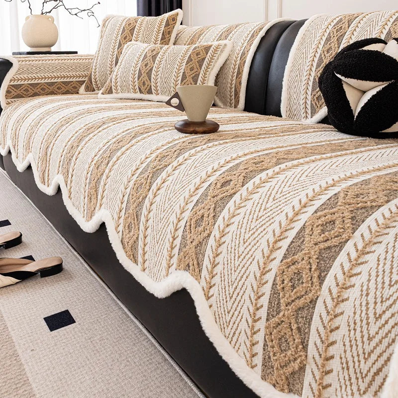 Un canapé moderne et confortable avec des motifs ethniques géométriques en beige et marron, décoré de coussins moelleux, crée un style chaleureux et accueillant dans un intérieur.