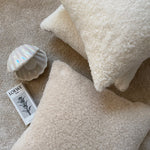 coussin carré moderne texture bouclée beige clair 45x45cm respectueux environnement fixations yeux