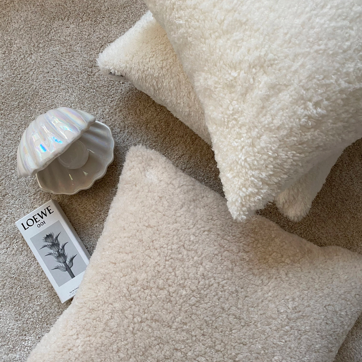 coussin carré moderne texture bouclée beige clair 45x45cm respectueux environnement fixations yeux