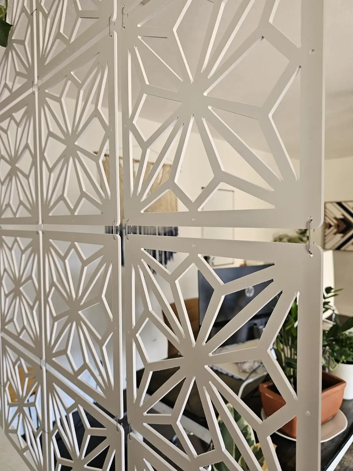 panneaux séparation suspendus blancs motifs géométriques modernes cloisons pièces bois opaques clips fixation