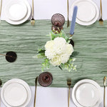 chemin table vert olive rayures horizontales classique assiettes blanches fourchettes dorées gobelets décoratifs bougies