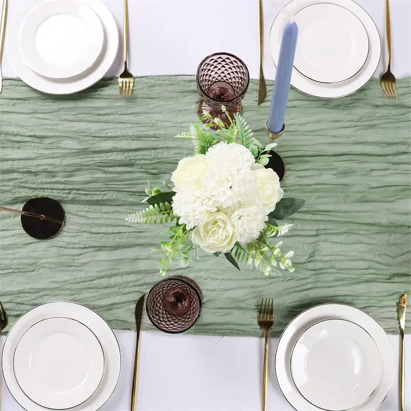 chemin table vert olive rayures horizontales classique assiettes blanches fourchettes dorées gobelets décoratifs bougies