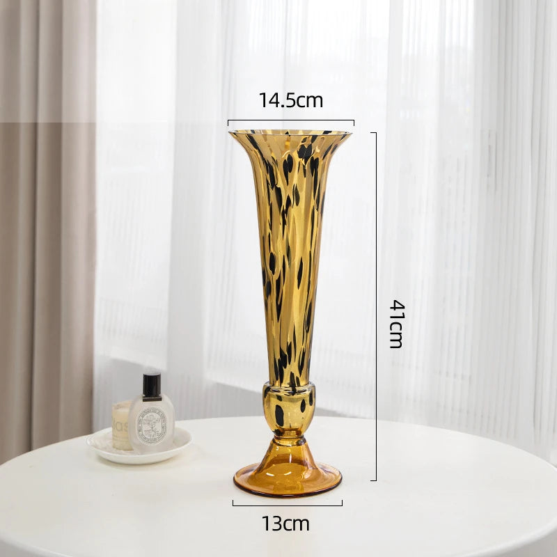 vase verre ambré motif moucheté moderne décoration intérieure bougie papillon fleurs violettes chandelier