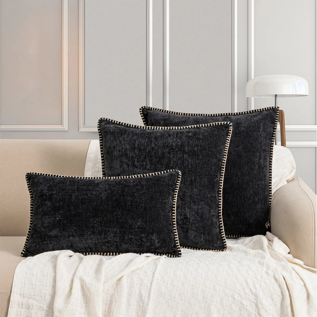 oreiller carré velours bleu marine rose pâle contemporain bord pompons décoratif lit chambre voiture