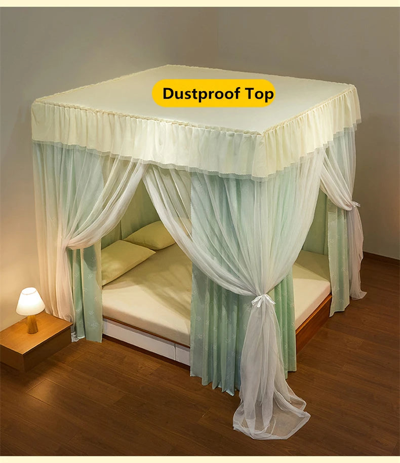 Un grand lit à baldaquin avec des rideaux blancs et vert pâle, offrant une protection contre la poussière.