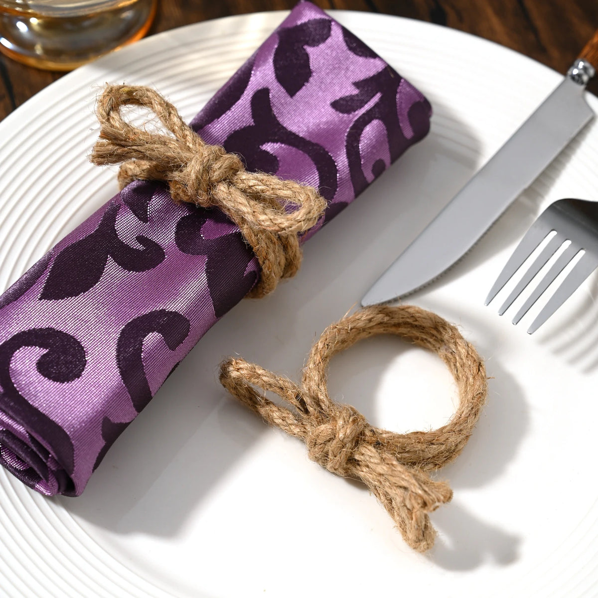 anneaux serviettes marron violet motifs floraux tissu carreaux rustique décoration table jute tressé