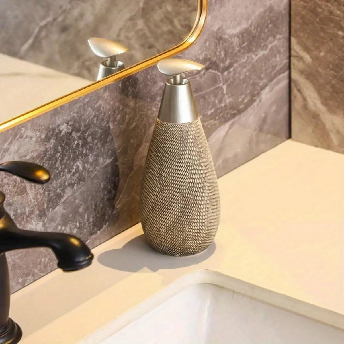distributeur savon liquide mousse gris métallisé beige moderne élégant texture tissée marron clair foncé