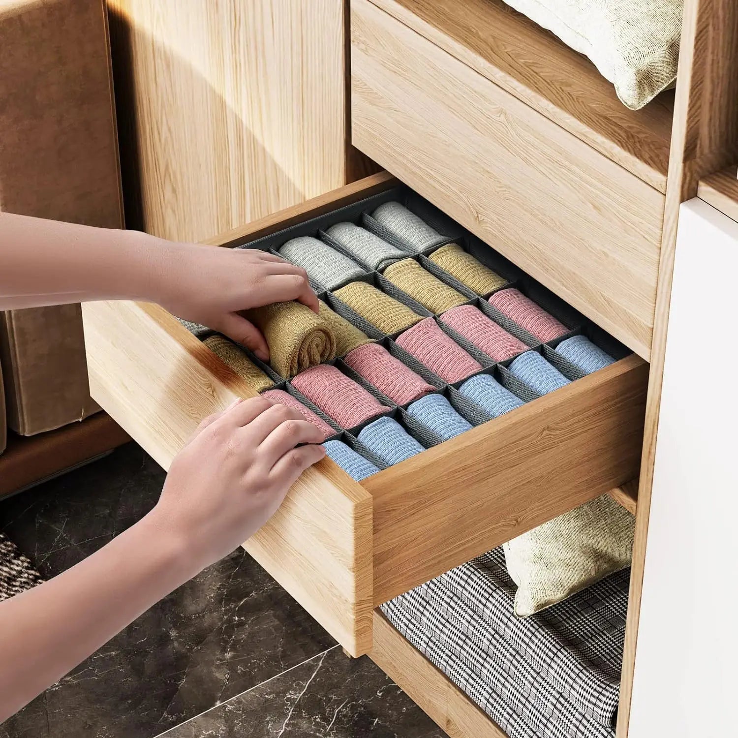 Organisateur pliable multicolore dans un tiroir de dressing
