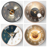 horloge murale moderne quartz aiguille dorée fond marron gris salon verre cristal