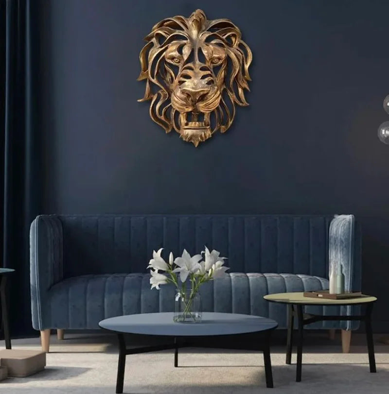 Tête de lion murale en résine dorée dans une chambre à coucher élégante