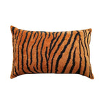 Un coussin rectangulaire en velours avec un motif de rayures couleur fauve, évoquant le pelage d'un tigre.