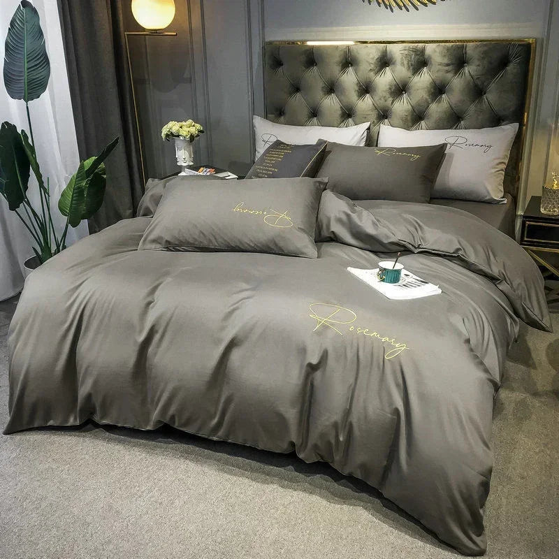 Housse de couette violette dans une chambre décorée avec style