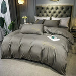 Housse de couette violette dans une chambre décorée avec style