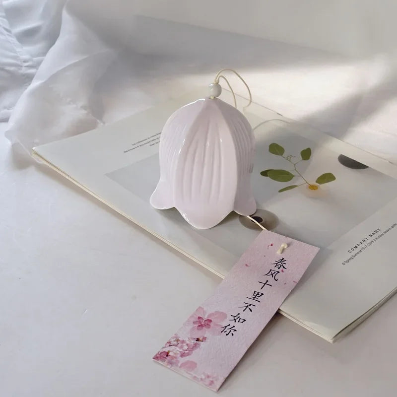 cloche vent blanche bleue rose relief fleur minimaliste cordon inclusion texte image fleursextérieur jardin