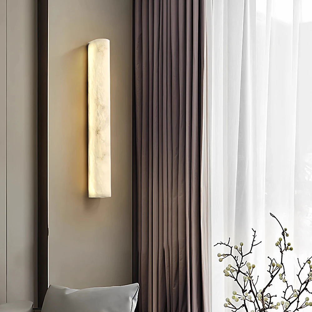 Éclairage chaud de l'applique en marbre dans un intérieur contemporain