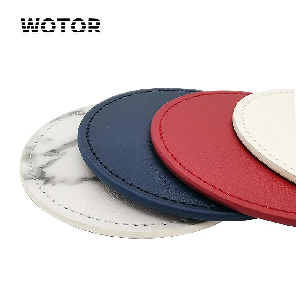 Assiettes colorées en cuir avec le logo Wotor sur la gauche.
