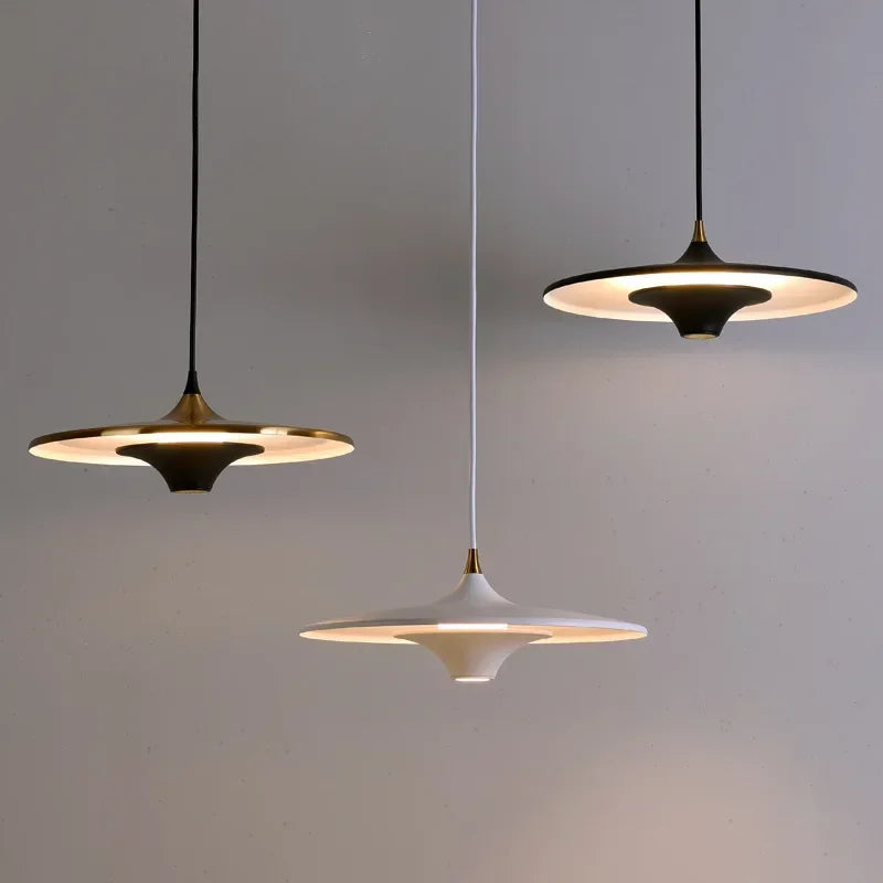 Suspension lumineuse moderne blanche noire dorée lisse mat éclairage intérieur minimaliste câble prise électrique