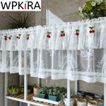 Rideau double court en tulle blanc suspendu dans une cuisine moderne