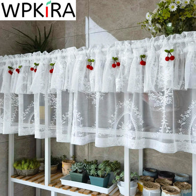 Rideau double court en tulle blanc suspendu dans une cuisine moderne