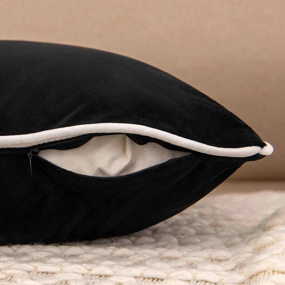 housse coussin carrée teint uni blanc noir zip doublure blanche classique deco canape tente