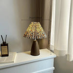 lampe table moderne abat jour plissé tissu brun base bois foncée éclairage chambre coucher