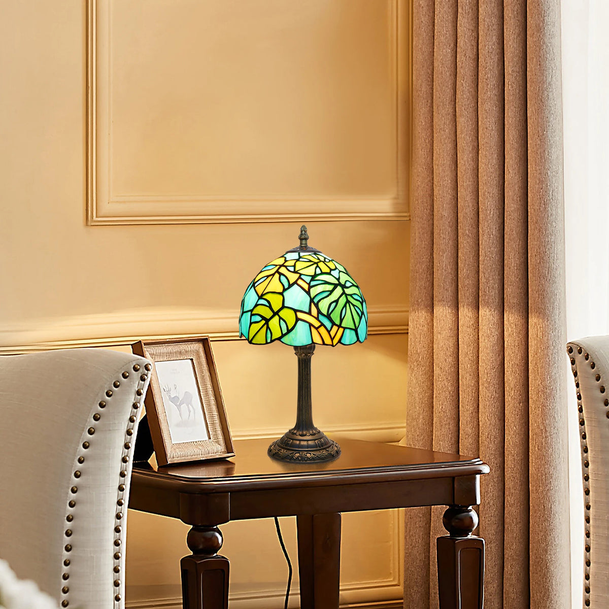 lampe table tiffany feuilles stylisées verre teinté vert bleu jaune brun mosaïque vitrail moderne