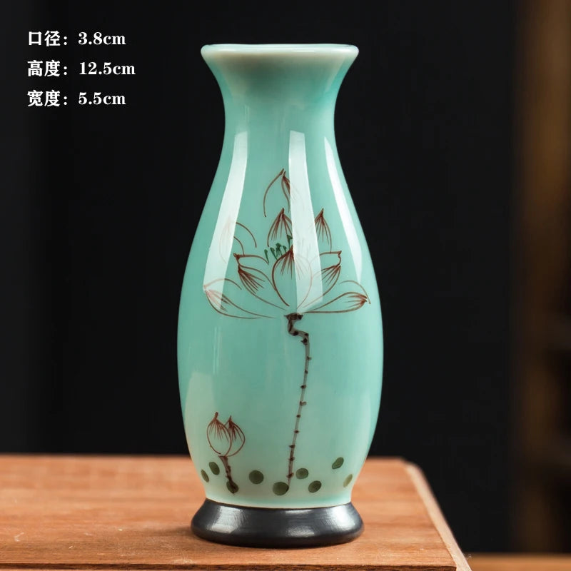 Un vase en porcelaine turquoise orné d'une délicate fleur de lotus peinte en brun.