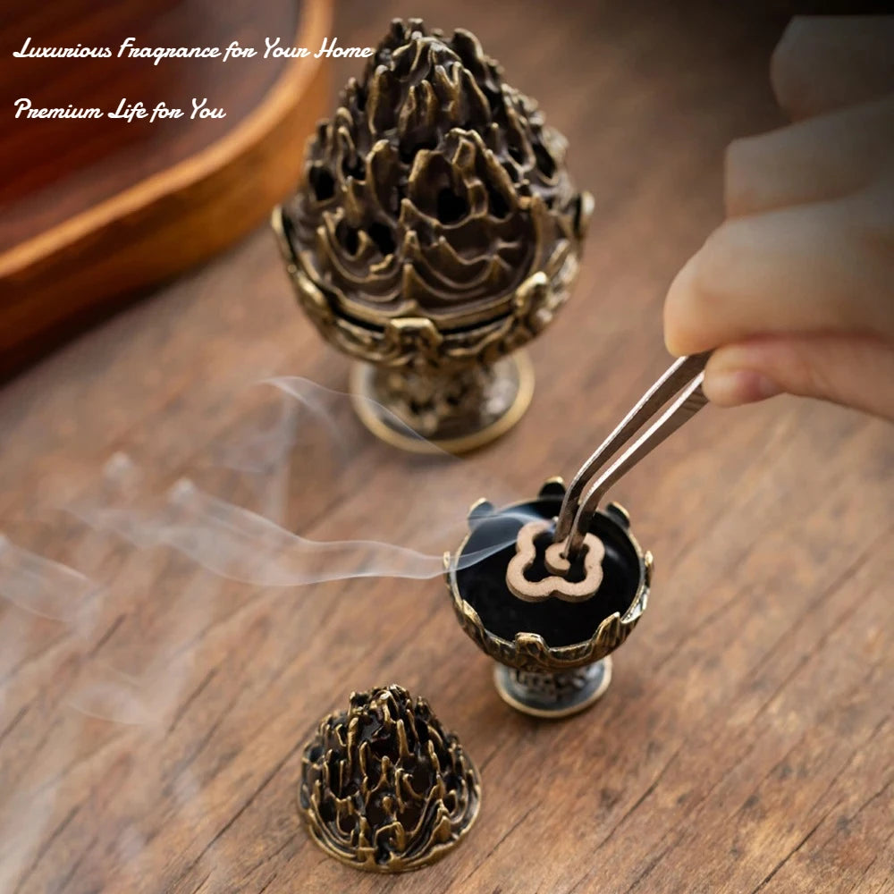 diffuseur d'encens bougie artisanal ornement métal doré motifs floraux couvercle bâtonnets pince bois salon