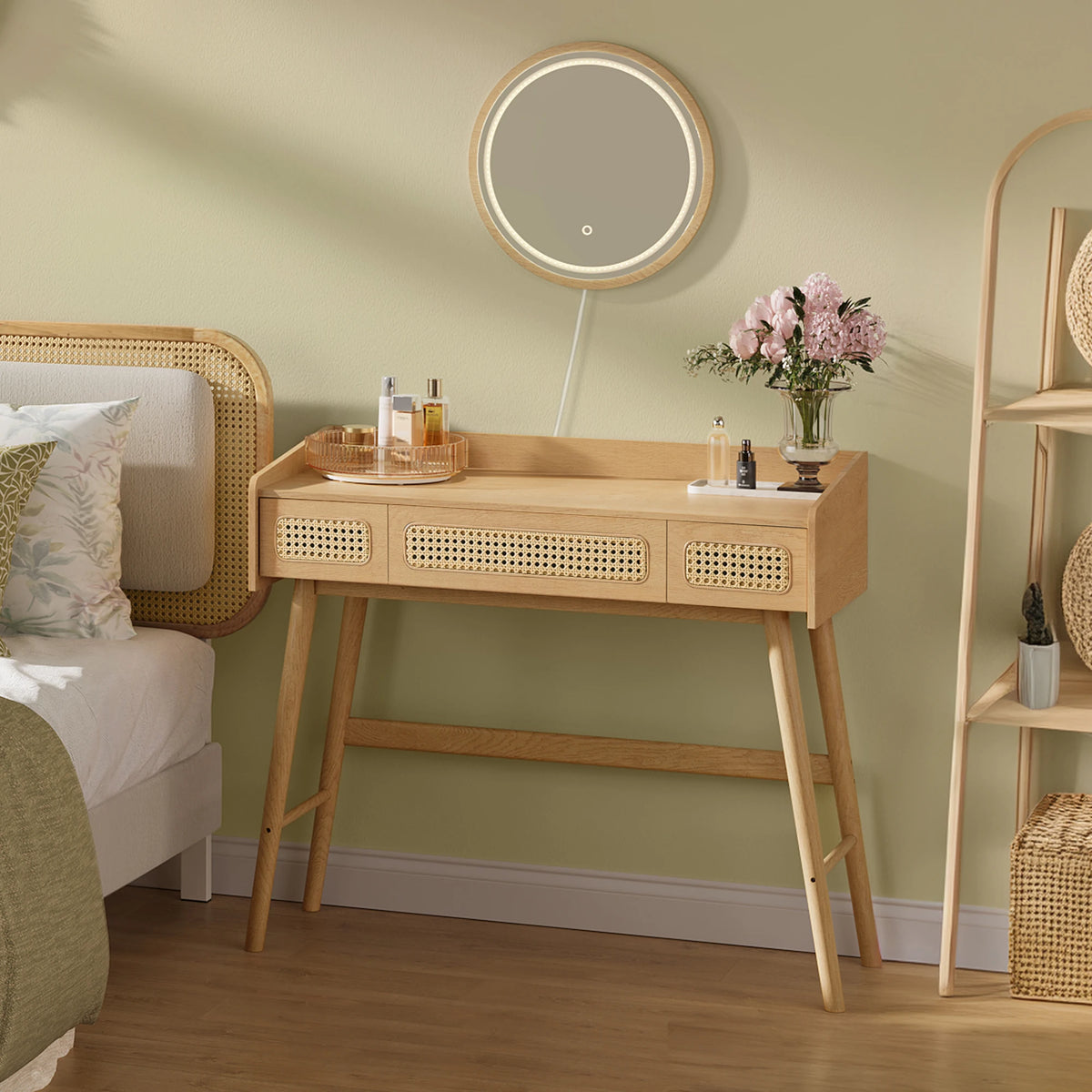 Coiffeuse bohème avec miroir rond éclairé et tiroirs en rotin
