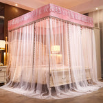 Un lit à baldaquin rose et blanc avec des rideaux luxuriants, créant une ambiance romantique et élégante dans la chambre.
