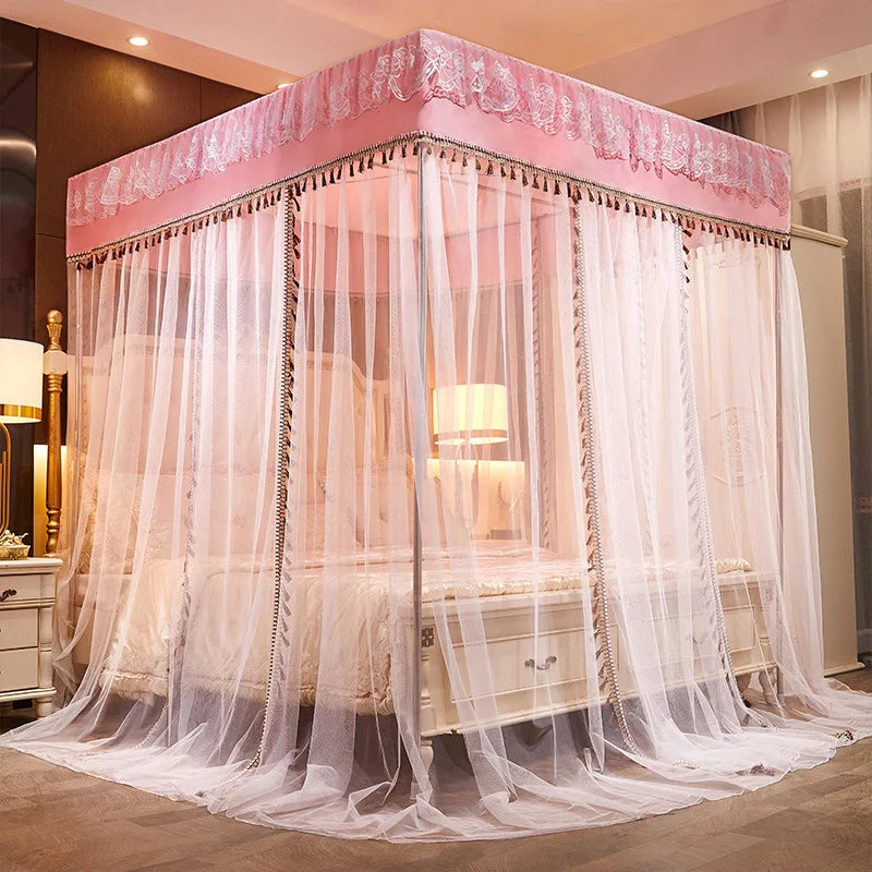 Un lit à baldaquin rose et blanc avec des rideaux luxuriants, créant une ambiance romantique et élégante dans la chambre.
