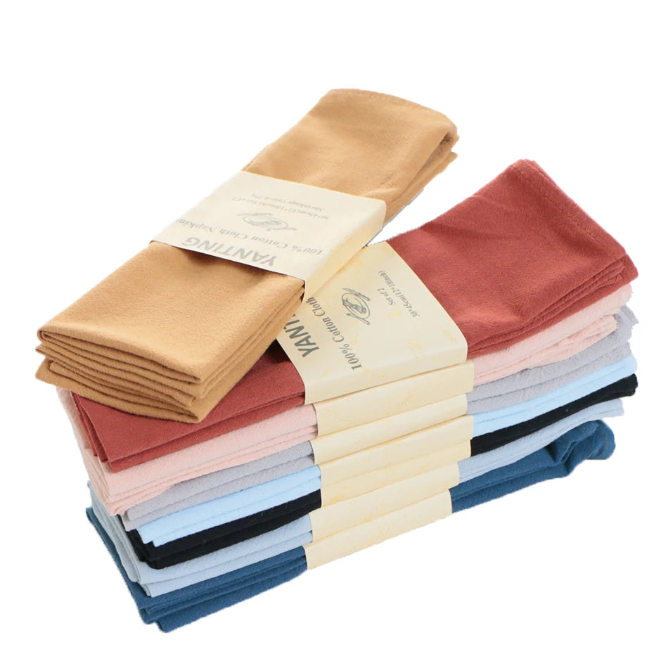 Un assortiment de serviettes et chiffons de cuisine de différentes couleurs et tailles, emballés avec soin et prêts à l'utilisation.