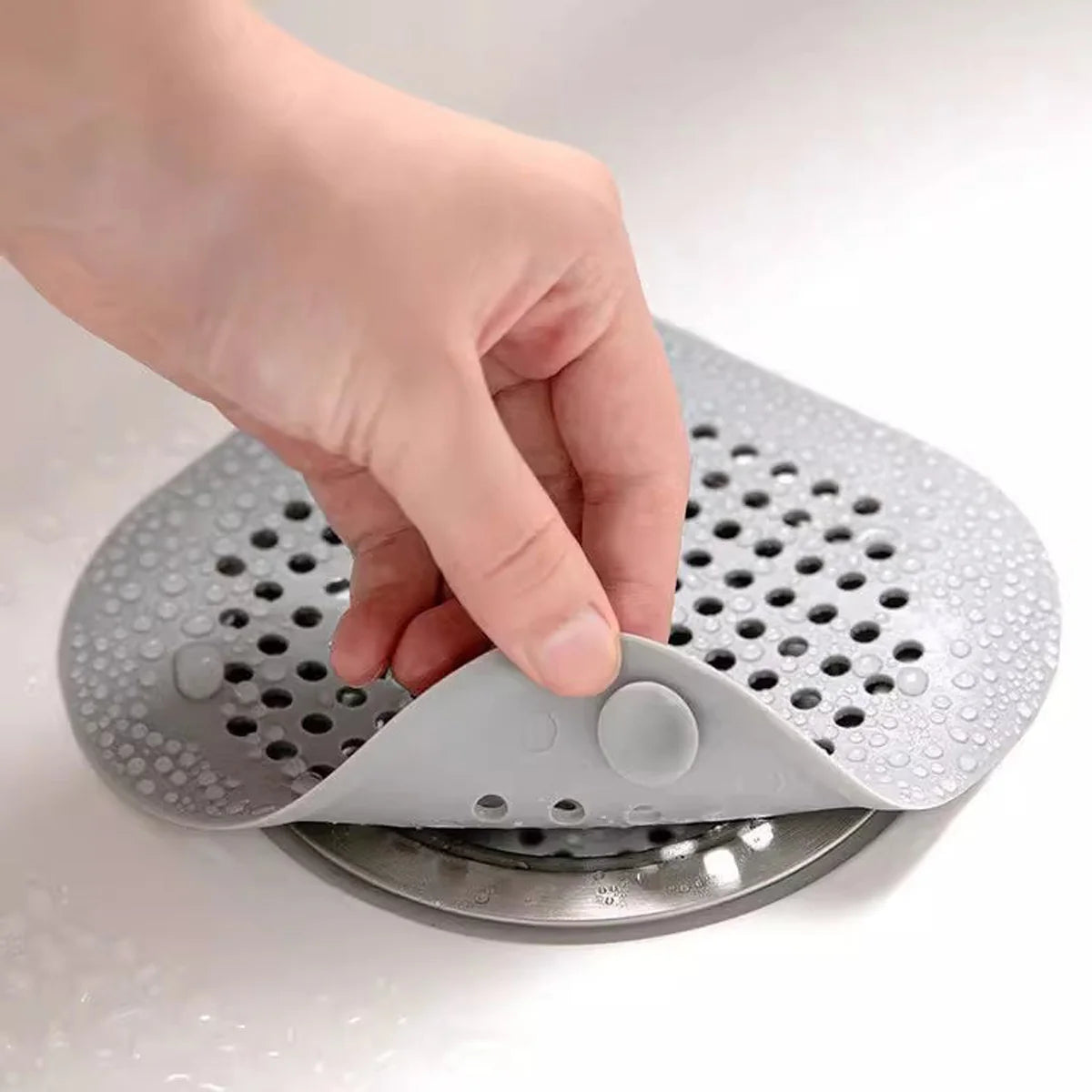 filtre bain réutilisable perforations géométriques adhésif blanc gris moderne respectueux environnement