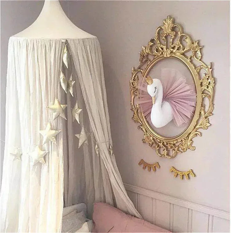 décoration murale statue cygne blanc rose plumes tulle couronne dorée adhésif chambre enfant