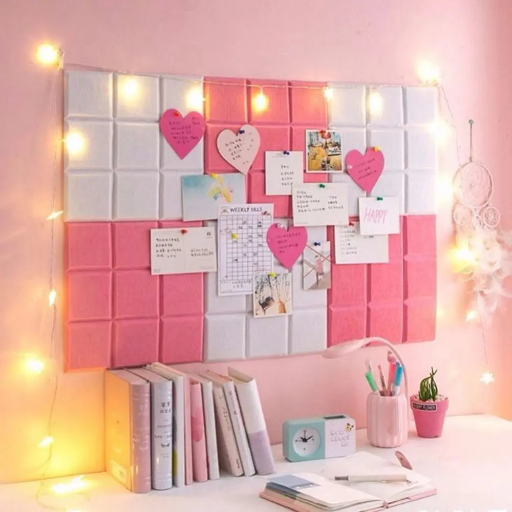 panneau rangement bleu clair moderne clips photos cartes postales accessoires feutre minimaliste blanc rose