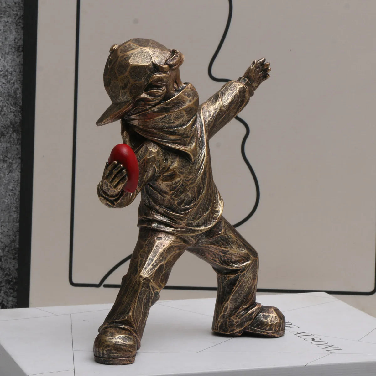 statuette enfant lançant cœur résine blanc bronze moderne décor intérieur collection figuration