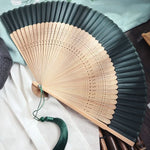 éventail traditionnel bleu noir beige rayures horizontales perforations classique artisanal cordelette pompon